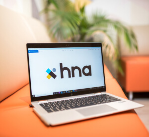 Ordinateur portable ouvert, présentant le logo de HNA | HNA